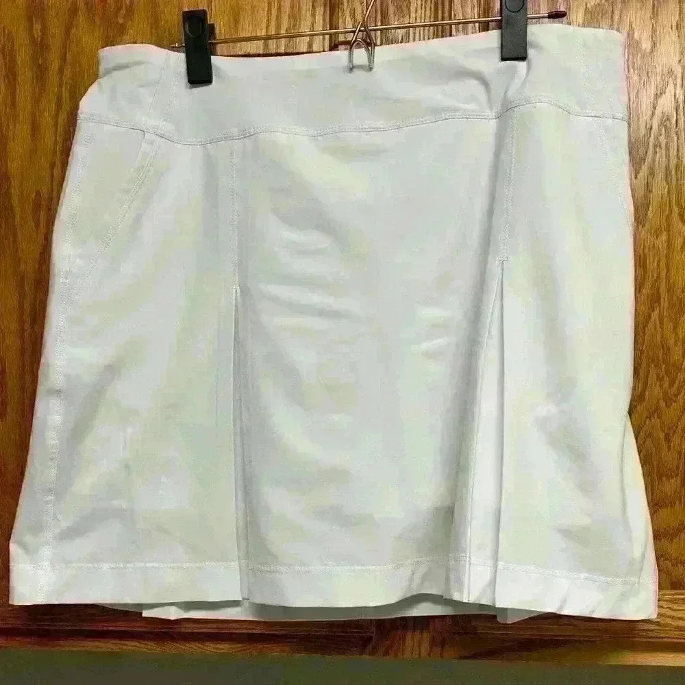 Women’s white Callaway Skort with back pocket-‎ pleated size large